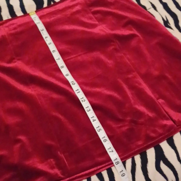 💙🐾Deep cherry velvet mini skirt with a slit - Picture 12 of 14